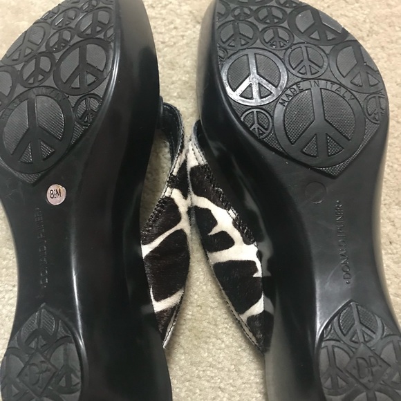 CUTE DONALD PLINER PEACE SANDALS - Picture 2 of 3